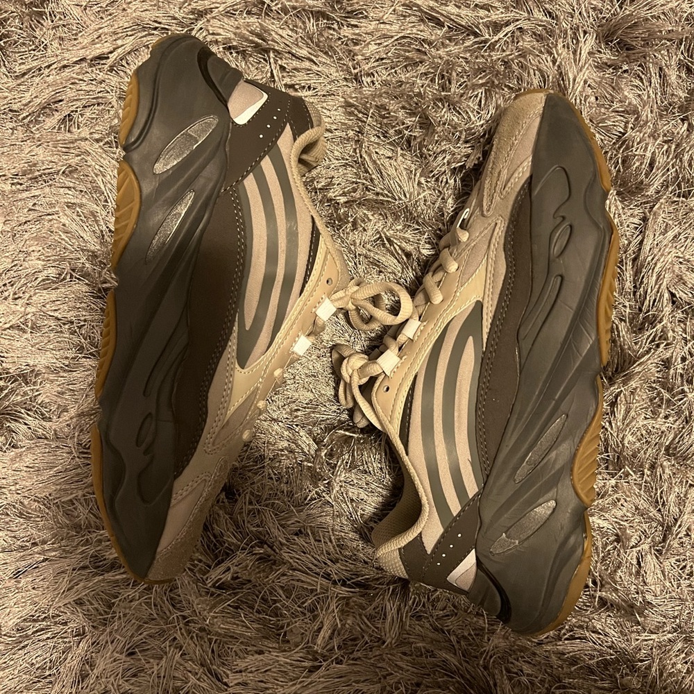 yeezy boost 700 V2 (tephra)